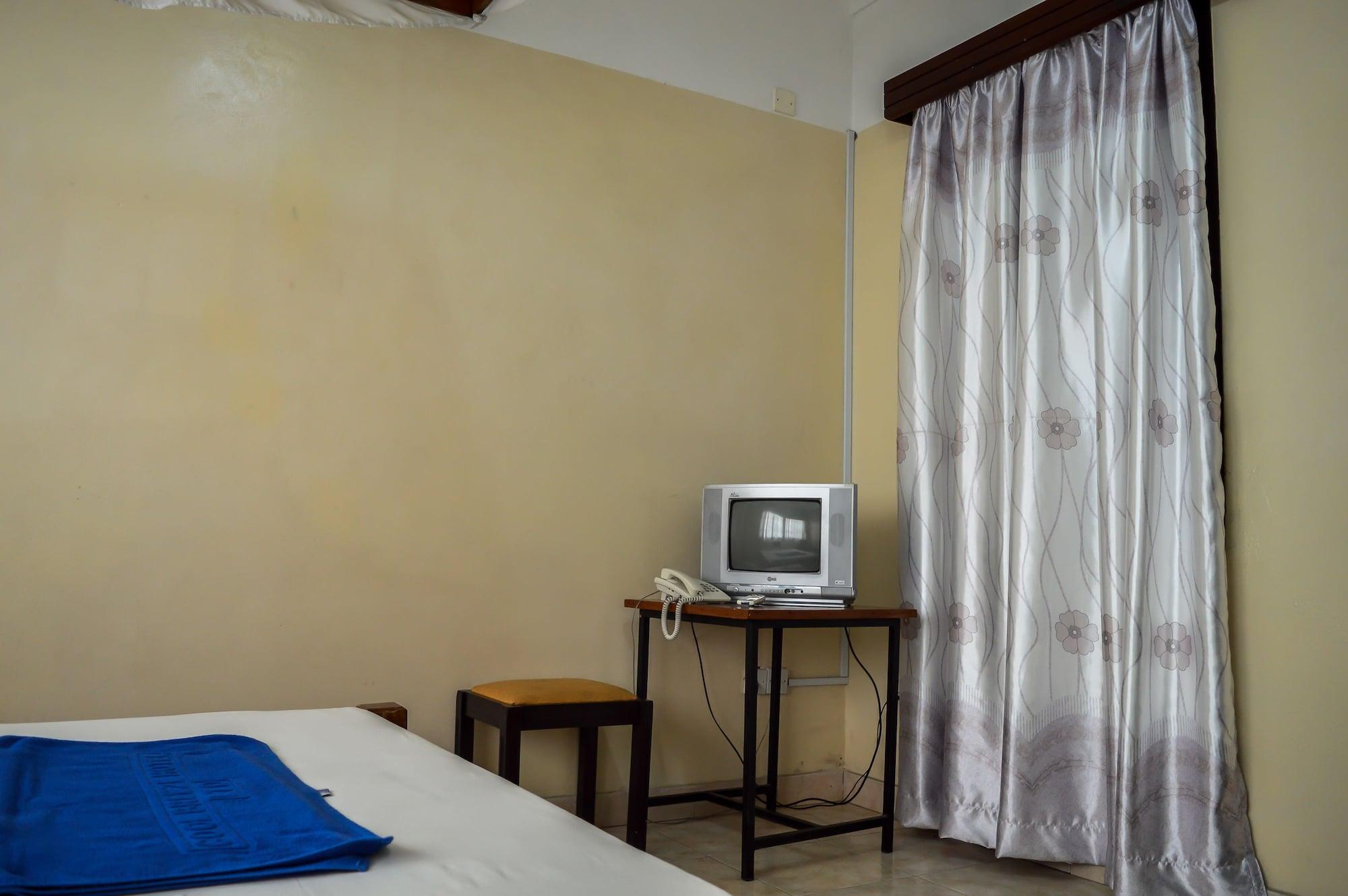 Cool Breeze Hotel Mombasa Exterior foto